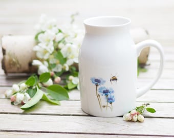 Milchkännchen / Vase mit leuchtender Kornblume und Hummelpopo, 450ml, Kanne, Geschenk Geschenkidee Helle Tage Vintage Deko