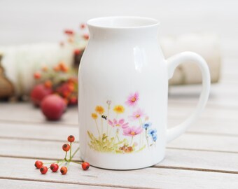 Milchkännchen/Vase groß handmade mit Blumen und Hummel, 450ml, Kanne Geschenk Geschenkidee Helle Tage Vintage Hummel