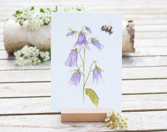 Biglietto/stampa artistica/biglietto d'auguri con campanula viola e tenero calabrone sulla migliore carta di cotone Fiori da giardino Giorni luminosi