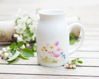 Milchkännchen/Vase groß handmade mit Blumen und Hummel, 450ml, Kanne Geschenk Geschenkidee Helle Tage Vintage Hummel