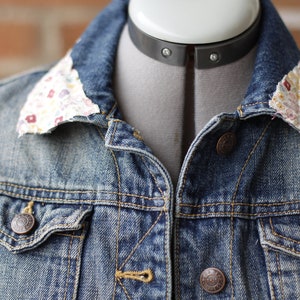 Vintage Denim Jean Jacket with Floral Collar Detail - Large
