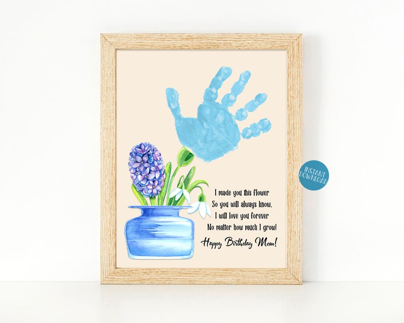Puede incluir: Una tarjeta imprimible con una huella de mano azul y un jarr&oacute;n de flores. La tarjeta dice "Te hice esta flor para que siempre lo sepas. Te amar&eacute; para siempre, sin importar cu&aacute;nto crezca. &iexcl;Feliz cumplea&ntilde;os mam&aacute;!"