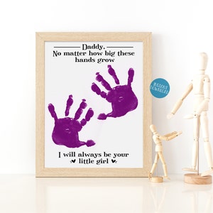 K&ouml;nnte beinhalten: Ein druckbarer Kunstdruck mit einem lila Handabdruck-Design. Der Text lautet "Papa. Egal wie gro&szlig; diese H&auml;nde werden, ich werde immer dein kleines M&auml;dchen sein."