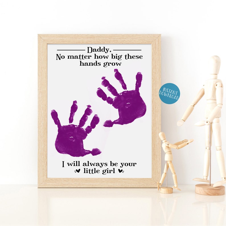 K&ouml;nnte beinhalten: Ein druckbarer Kunstdruck mit einem lila Handabdruck-Design. Der Text lautet "Papa. Egal wie gro&szlig; diese H&auml;nde werden, ich werde immer dein kleines M&auml;dchen sein."