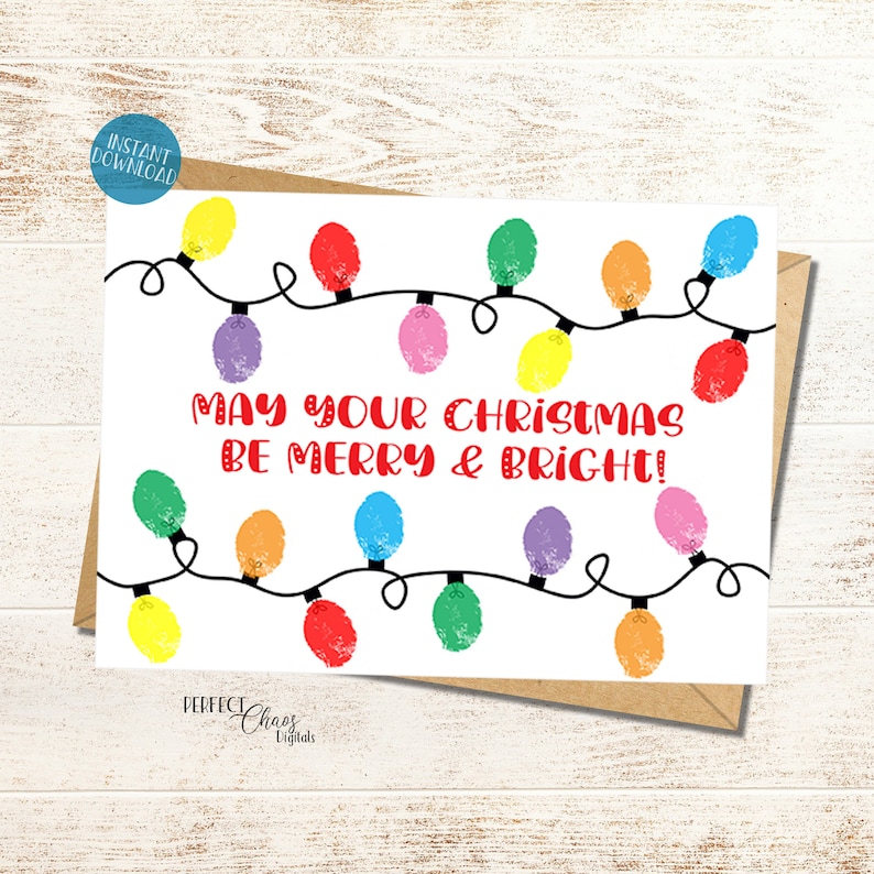 Może przedstawiać: Biała kartka świąteczna z łańcuchem kolorowych żar&oacute;wek wykonanych farbami do malowania palcami. Tekst brzmi "May your Christmas be merry & bright!"