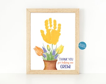 Könnte beinhalten: Eine druckbare Dankeskarte für einen Lehrer mit einem gelben Handabdruck, einem Blumentopf mit orangefarbenen und gelben Blumen und dem Text "Danke, dass du mir beim Wachsen hilfst!"