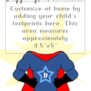Pu&ograve; includere: Un'attivit&agrave; creativa stampabile a tema supereroi per bambini. L'immagine mostra un supereroe con un costume blu, un mantello rosso e una stella blu con la lettera "D" sul petto. Il testo dice "Pap&agrave;, sei il mio supereroe preferito! Personalizza a casa aggiungendo le impronte del tuo bambino qui. Questa area misura circa 11,4 cm x 20,3 cm"