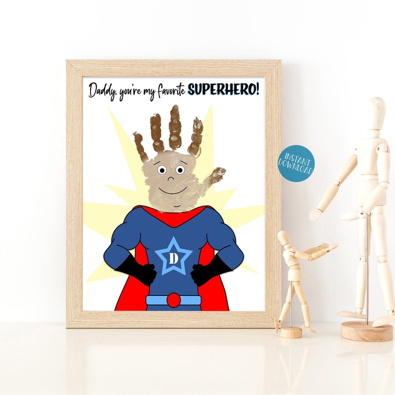 Pu&ograve; includere: Un biglietto di auguri per la Festa del Pap&agrave; stampabile con un supereroe fatto con un'impronta di mano e il testo "Pap&agrave;, sei il mio supereroe preferito!"