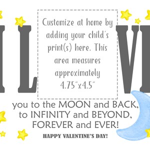 Op de afbeelding: Een printbare Valentijnskaart met de tekst "I LOVE you to the MOON and BACK, to INFINITY and BEYOND, FOREVER and EVER! HAPPY VALENTINE'S DAY!"  De kaart heeft een blauwe halve maan en gele sterren.  De tekst "I LOVE" staat in grote grijze letters.  Er is een aanpasbaar gebied om een ​​kinderprint toe te voegen, dat ongeveer 12,1 cm bij 11,4 cm meet.