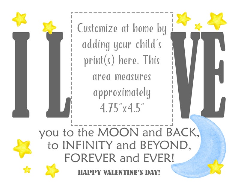 Op de afbeelding: Een printbare Valentijnskaart met de tekst "I LOVE you to the MOON and BACK, to INFINITY and BEYOND, FOREVER and EVER! HAPPY VALENTINE'S DAY!"  De kaart heeft een blauwe halve maan en gele sterren.  De tekst "I LOVE" staat in grote grijze letters.  Er is een aanpasbaar gebied om een ​​kinderprint toe te voegen, dat ongeveer 12,1 cm bij 11,4 cm meet.