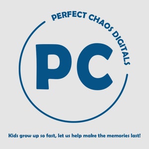 Puede incluir: Un c&iacute;rculo azul con el texto "PERFECT CHAOS DIGITALS" alrededor del exterior y las letras "PC" en el centro. El texto debajo del c&iacute;rculo dice: "Los ni&ntilde;os crecen tan r&aacute;pido, d&eacute;janos ayudarte a hacer que los recuerdos duren!"