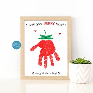 Progetto artistico con impronte di mani per la festa della mamma, Ti amo tanto, lavoretto fai da te per la festa della mamma, lavoretti fai da te per bambini, biglietto per la festa della mamma, impronta di mani di fragola