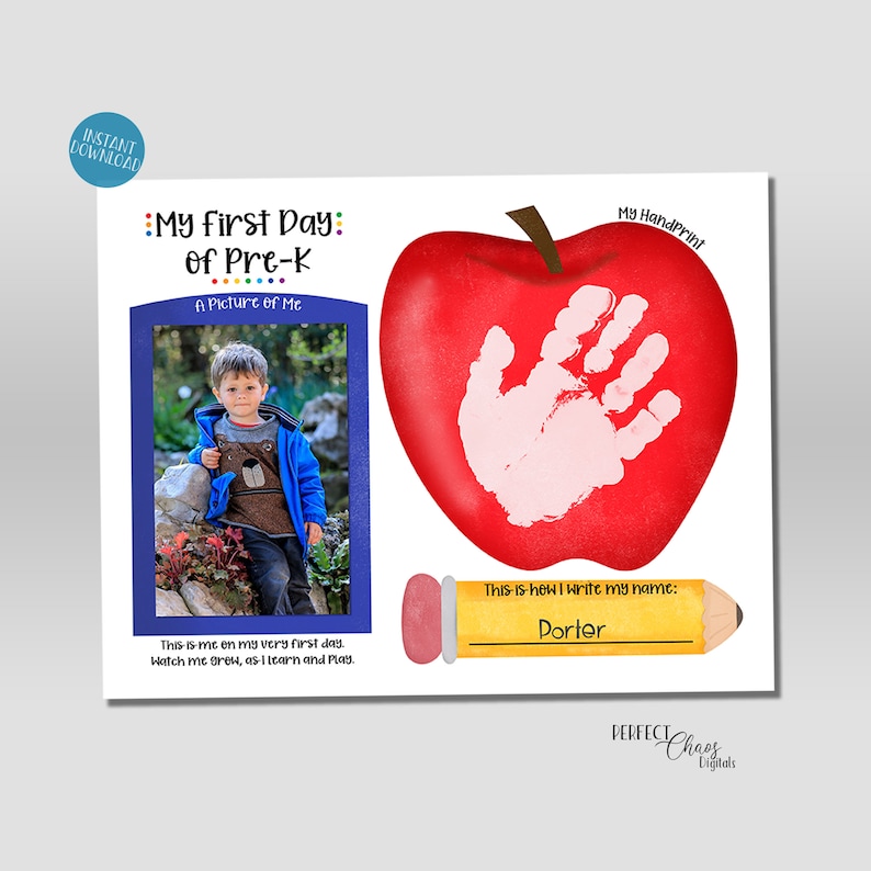 Puede incluir: Un cartel imprimible para el primer d&iacute;a de preescolar con una manzana roja, una huella de mano, un marco de fotos y un l&aacute;piz con el texto "This is how I write my name: Porter".