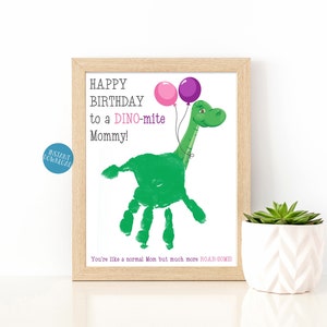 Cartão de aniversário para imprimir para a mãe, arte com impressão de mão, artesanato com impressão de mão de dinossauro, artesanato infantil faça você mesmo, lembrança com impressão de mão de bebê, cartão de dinossauro Dinomite
