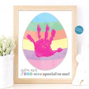 Progetto artistico per bambini con impronte di mani di uova di Pasqua, ricordo di impronte di mani di Pasqua, lavoretti fai da te per bambini, biglietto di auguri di Pasqua, lavoretto con impronte di piedi di bambini di Pasqua