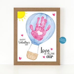 L'amore è nell'aria, impronta della mano di San Valentino, regalo di San Valentino per la mamma, arte dell'impronta della mano con palloncino, biglietto d'auguri stampabile con impronta della mano per la mamma