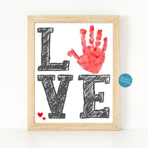 LOVE Handprint Art, lavoretto per San Valentino per bambini piccoli, biglietto di San Valentino, lavoretti fai da te per bambini, ricordo con impronta della mano del bambino, attività per San Valentino