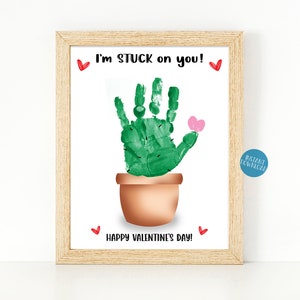 Projet artistique d'empreintes de main pour la Saint-Valentin pour enfants, créations Stuck on you pour la Saint-Valentin, créations DIY pour enfants, carte de Saint-Valentin, empreinte de main de cactus