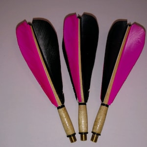 Dardos de madera de abedul de 4 pulgadas con auténticas plumas de pavo