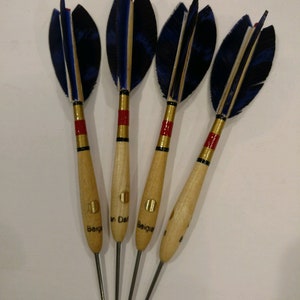 Belgian darts set Royal Purple Natural-barred feathers