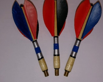 Dardos de madera de abedul de 3 pulgadas con auténticas plumas de pavo