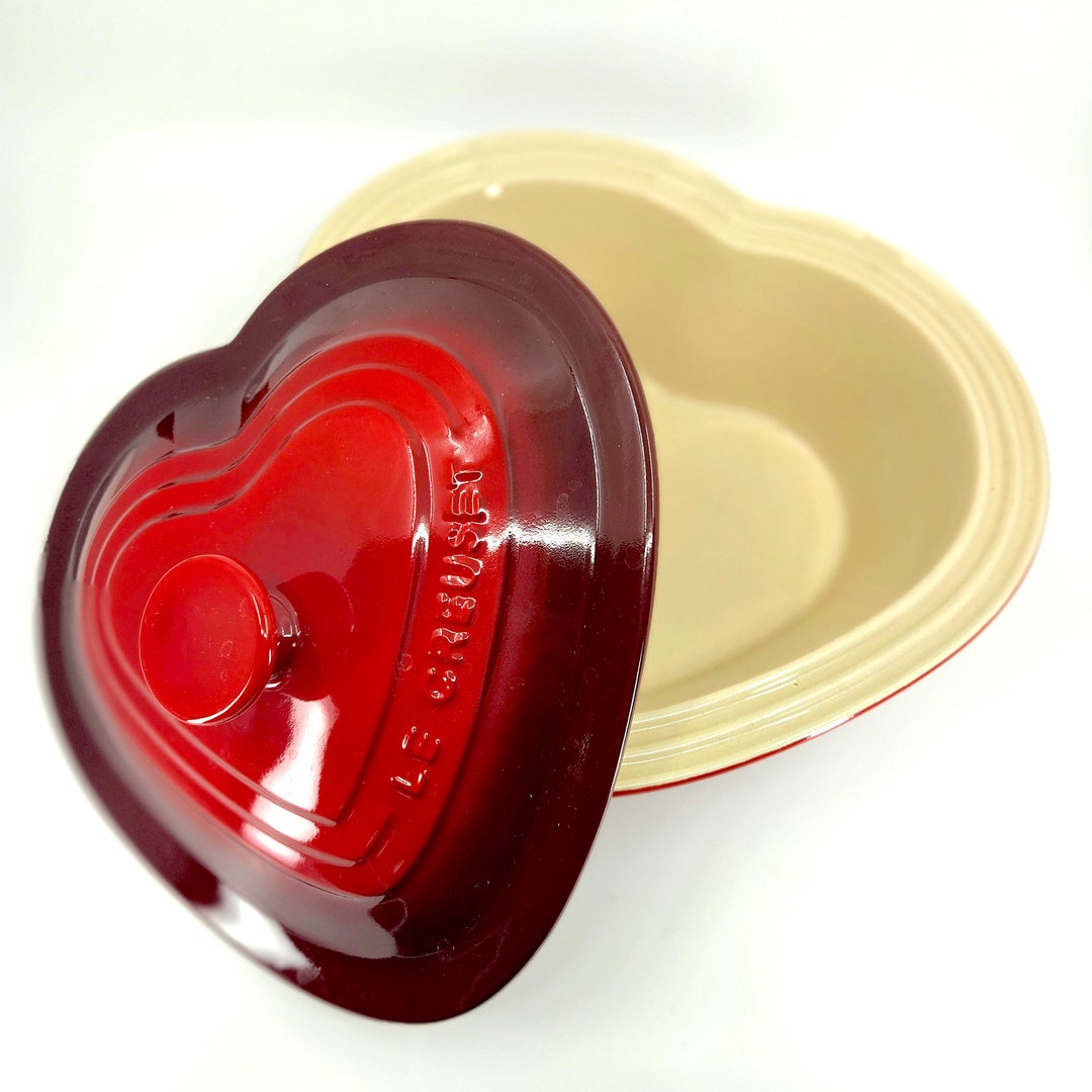 Le Creuset Heart Shaped 2 1/2 Quart Covered Stoneware Baking Dish in Cerise/cherry Red Never