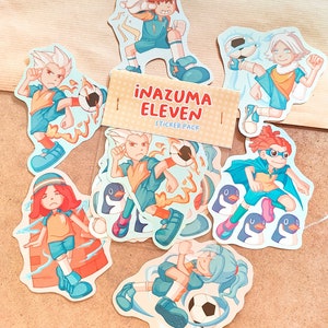 Könnte beinhalten: Eine Sammlung von Inazuma Eleven Stickern, die verschiedene Charaktere in Action-Posen zeigen. Die Sticker zeigen Charaktere in blauen und orangefarbenen Uniformen, mit dynamischen Illustrationen von Fußballspielen. Das Stickerpaket trägt den Text "INAZUMA ELEVEN STICKER PACK".