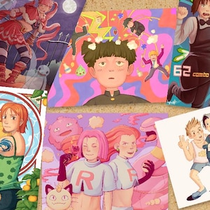 Puede incluir: Una colección de seis coloridas impresiones artísticas de estilo anime. Las impresiones presentan varios personajes y escenas, incluyendo una chica con un atuendo rojo, un chico con una corona floral verde y una chica bailando con el texto "62 combo".