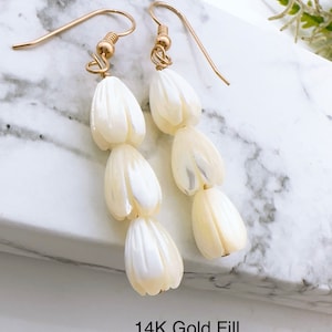 Pendientes Pikake rellenos de oro de 14 kt con nácar