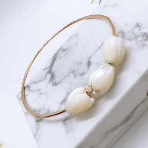 Brazalete con flor Pikake de nácar hawaiano relleno de oro de 14 kt, calibre 14