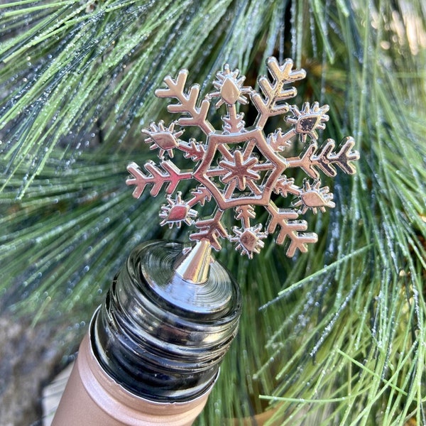 Snowflake Bottle Stopper Favor,  Silver Snowflake Stopper, Winter Themed Favor, Winter Event Favor, Winter Wedding, Snowflake Wine Stopper