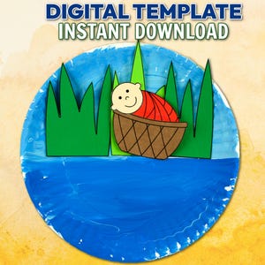 Peut inclure: Une création sur assiette en papier représentant un bébé dans un panier flottant sur de l'eau bleue, avec de l'herbe et des arbres verts. Le bébé est enveloppé de rouge, avec un visage souriant. Le texte "DIGITAL TEMPLATE INSTANT DOWNLOAD" est en haut.