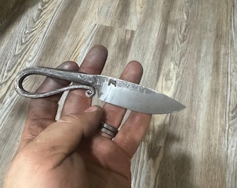 Cuchillo de herrero forjado a mano: cuchillo de cocina y para acampar de acero reciclado