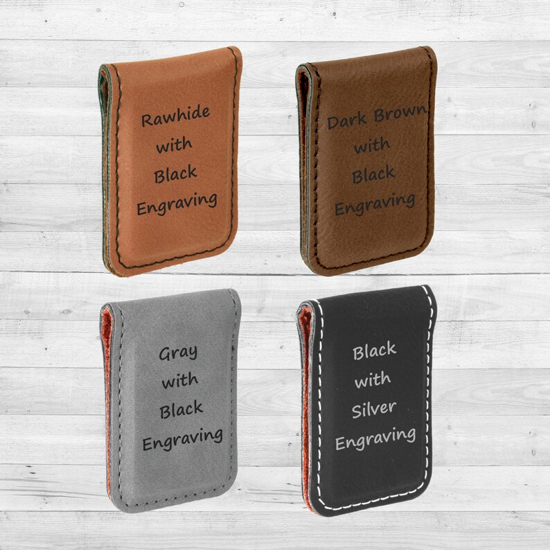 Puede incluir: Cuatro clips de dinero de cuero con diferentes opciones de color y estilos de grabado. Las opciones son:  Cuero crudo con grabado negro, Marr&oacute;n oscuro con grabado negro, Gris con grabado negro y Negro con grabado plateado.