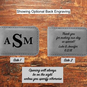 Puede incluir: Una cartera de cuero gris con las iniciales "ASM" grabadas en la parte delantera. La parte posterior de la cartera tiene el texto "&iexcl;Gracias por hacer nuestro d&iacute;a tan especial! Luke & Jennifer 6.12.18" grabado en ella. El texto "La apertura siempre estar&aacute; a la derecha a menos que se especifique lo contrario" est&aacute; impreso debajo de las carteras.