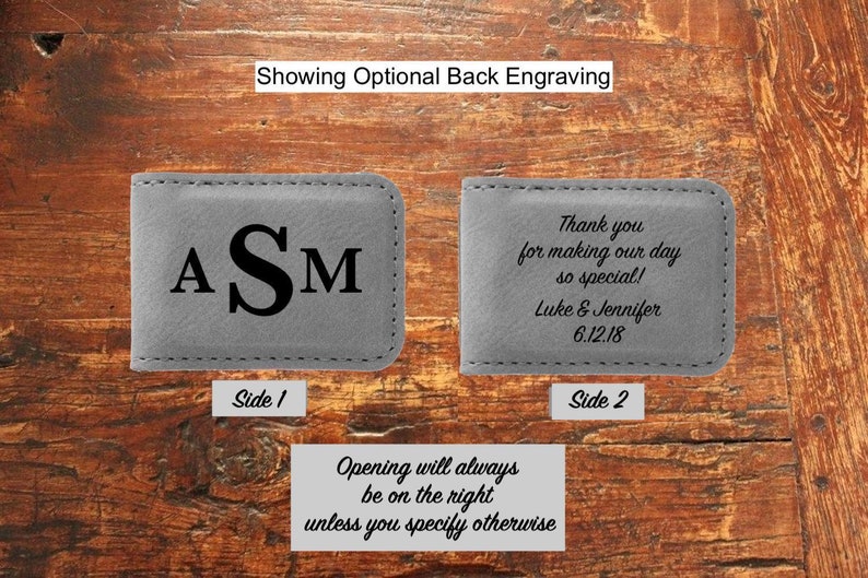 Puede incluir: Una cartera de cuero gris con las iniciales "ASM" grabadas en la parte delantera. La parte posterior de la cartera tiene el texto "&iexcl;Gracias por hacer nuestro d&iacute;a tan especial! Luke & Jennifer 6.12.18" grabado en ella. El texto "La apertura siempre estar&aacute; a la derecha a menos que se especifique lo contrario" est&aacute; impreso debajo de las carteras.