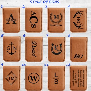 Puede incluir: Doce estilos diferentes de clips de dinero de cuero con varios dise&ntilde;os y textos. Los dise&ntilde;os incluyen iniciales, nombres, anclas, herraduras, astas y un monograma. Los clips de dinero son de cuero marr&oacute;n con costuras negras.