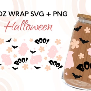 Puede incluir: Un vaso de vidrio transparente con tapa de madera y pajita, con un diseño temático de Halloween. El diseño incluye fantasmas rosas, murciélagos negros y la palabra "BOO!" en negro. El vaso es un envoltorio de 473 ml.