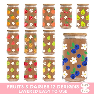 Puede incluir: Doce diseños digitales que presentan frascos de vidrio con varios patrones de frutas y margaritas. Los frascos tienen tapas de madera. Los diseños incluyen naranjas, fresas, melocotones, cerezas, aguacates, sandías, piñas, peras, kiwis, manzanas, limones y arándanos.