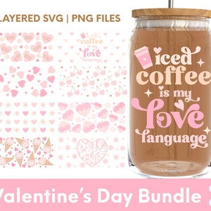 Op de afbeelding: Een Valentijnsdagbundel met een gelaagd SVG- en PNG-bestandsontwerp van een glazen pot met een roze en wit ijscoffeedesign. De tekst op de pot luidt "Iced coffee is my love language". De bundel bevat ook een verscheidenheid aan roze en witte harten, bloemen en andere Valentijnsdagthema's.
