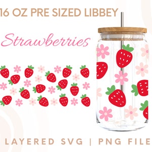 Könnte beinhalten: Ein 473 ml großes, vorgefertigtes Libbey-Glas mit einem Strohhalm und einem Design aus roten Erdbeeren und rosa Blumen. Der Text "Strawberries" befindet sich oben im Bild und "LAYERED SVG | PNG FILE" unten.