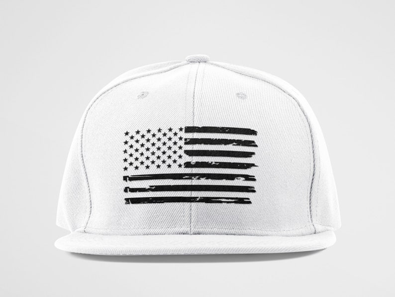 Peut inclure: Une casquette de baseball blanche avec un motif de drapeau am&eacute;ricain noir d&eacute;lav&eacute;.