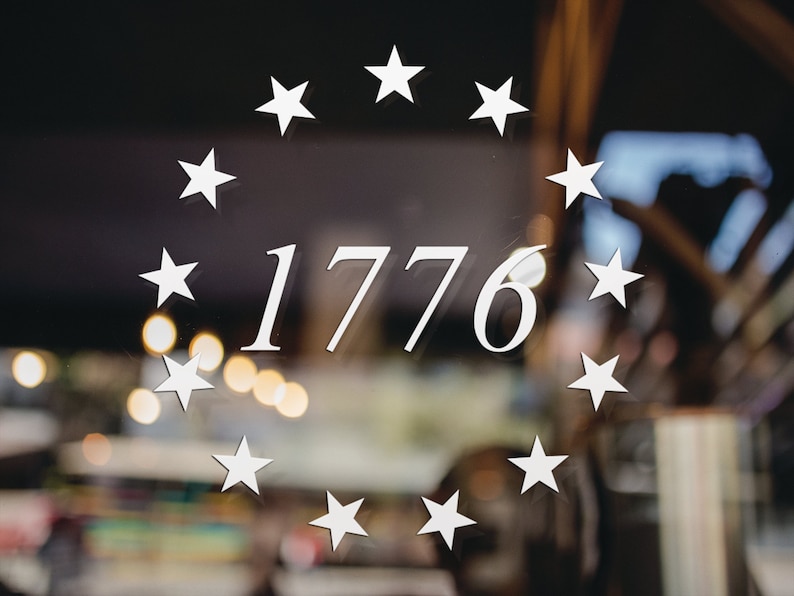 K&ouml;nnte beinhalten: Ein wei&szlig;er Kreis aus Sternen umgibt die Zahl 1776, ein bedeutendes Jahr in der amerikanischen Geschichte.