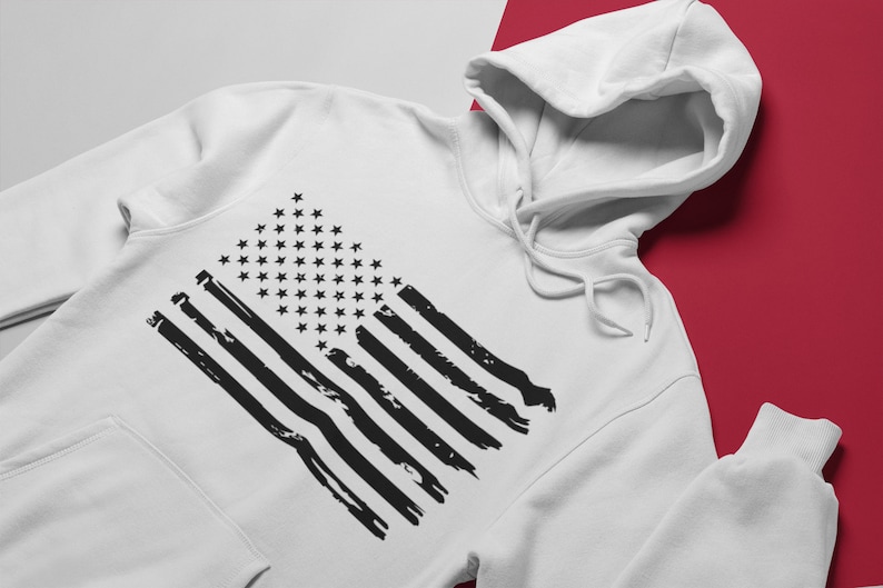 Peut inclure: Sweat-shirt &agrave; capuche blanc avec un motif de drapeau am&eacute;ricain noir d&eacute;lav&eacute;.