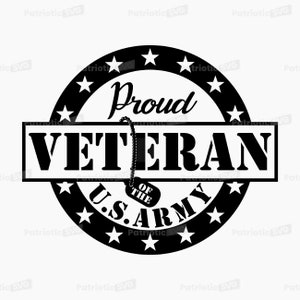 Può includere: Grafica in bianco e nero di un sigillo circolare con stelle attorno al bordo. Il testo "Proud Veteran" è in grassetto con un cartellino appeso sotto che recita "U.S. Army of the".