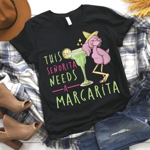 Camiseta engraçada para beber, Esta Señorita precisa de uma camisa Margarita, Happy Hour, Festa de Cinco De Mayo, Amantes de flamingo rosa, Amantes de coquetéis de Margarita