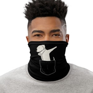 Puede incluir: Cuello de gaita negro con un perro de dibujos animados blanco haciendo el dab en un bolsillo.