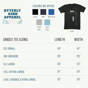 Puede incluir: Tabla de tallas de camiseta unisex con medidas en pulgadas para las tallas S, M, L, XL y XXL. La tabla muestra la longitud y el ancho de cada talla. La tabla est&aacute; sobre un fondo blanco con texto negro.