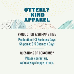 Puede incluir: Un gr&aacute;fico con el texto "OTTERLY KIND APPAREL" en letras azul turquesa. El texto est&aacute; sobre un fondo blanco con un dise&ntilde;o abstracto azul turquesa, blanco y negro, y rojo y blanco detr&aacute;s de &eacute;l. El texto "PRODUCTION & SHIPPING TIME" est&aacute; en letras azul turquesa. El texto "Production: 1-3 Business Days" y "Shipping: 3-5 Business Days" est&aacute; en letras azul turquesa. El texto "QUESTIONS OR CONCERNS?" est&aacute; en letras azul turquesa. El texto "Por favor, p&oacute;ngase en contacto con nosotros, siempre estamos encantados de ayudar." est&aacute; en letras azul turquesa.