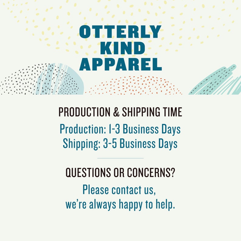 Puede incluir: Un gr&aacute;fico con el texto "OTTERLY KIND APPAREL" en letras azul turquesa. El texto est&aacute; sobre un fondo blanco con un dise&ntilde;o abstracto azul turquesa, blanco y negro, y rojo y blanco detr&aacute;s de &eacute;l. El texto "PRODUCTION & SHIPPING TIME" est&aacute; en letras azul turquesa. El texto "Production: 1-3 Business Days" y "Shipping: 3-5 Business Days" est&aacute; en letras azul turquesa. El texto "QUESTIONS OR CONCERNS?" est&aacute; en letras azul turquesa. El texto "Por favor, p&oacute;ngase en contacto con nosotros, siempre estamos encantados de ayudar." est&aacute; en letras azul turquesa.